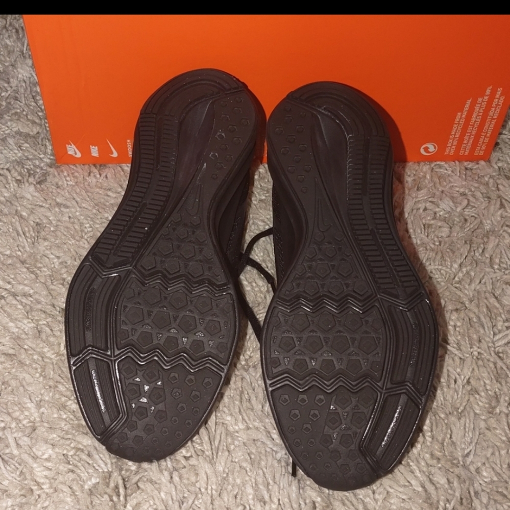 Woman's Nike - Picture 5 of 5